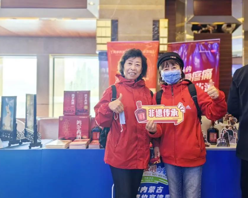 利发国际药酒展位前观众踊跃互动
